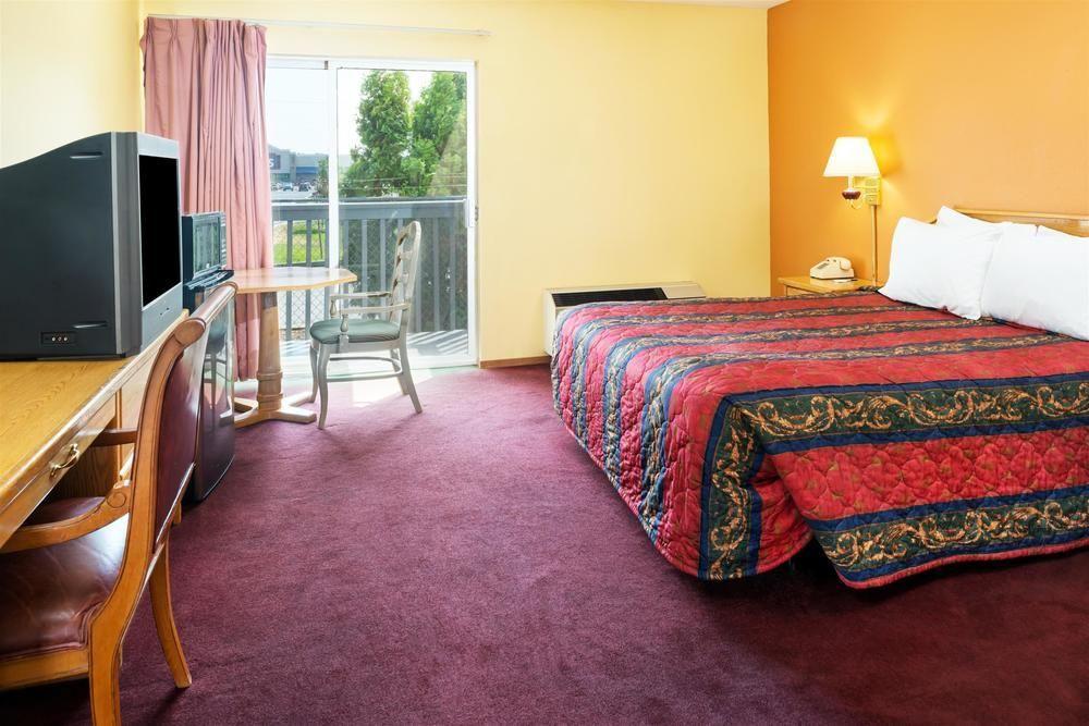 Howard Johnson By Wyndham Spokane Exterior foto